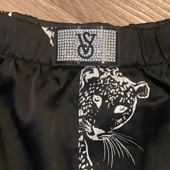 Victoria’s Secret Leopard Print Satin Sleep Shorts Women’s XL Rhinestone VS Logo - Picture 2 of 4